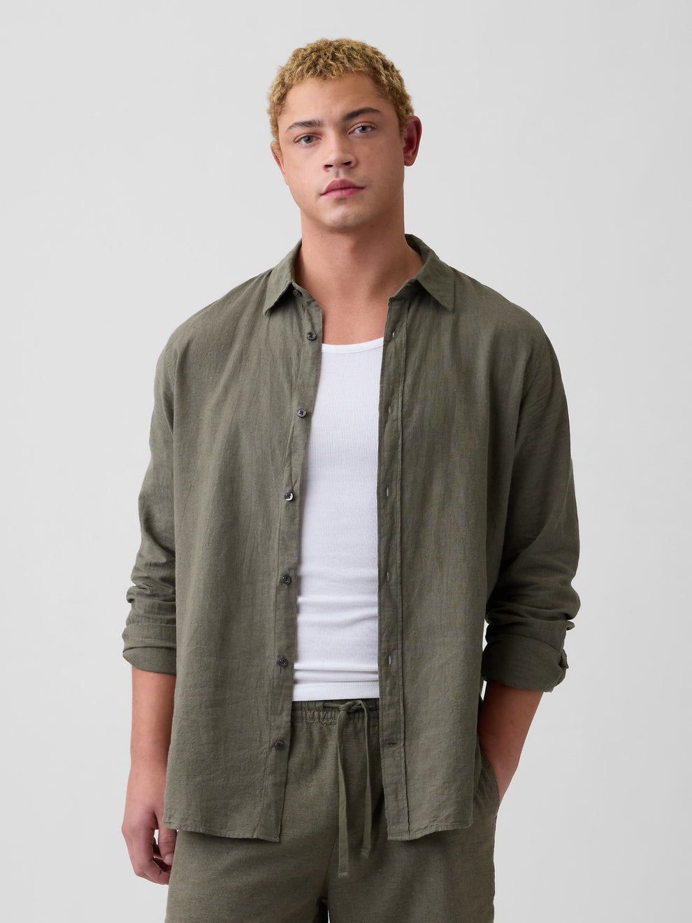 Linen-Blend Shirt in Standard Fit - Mesculen green