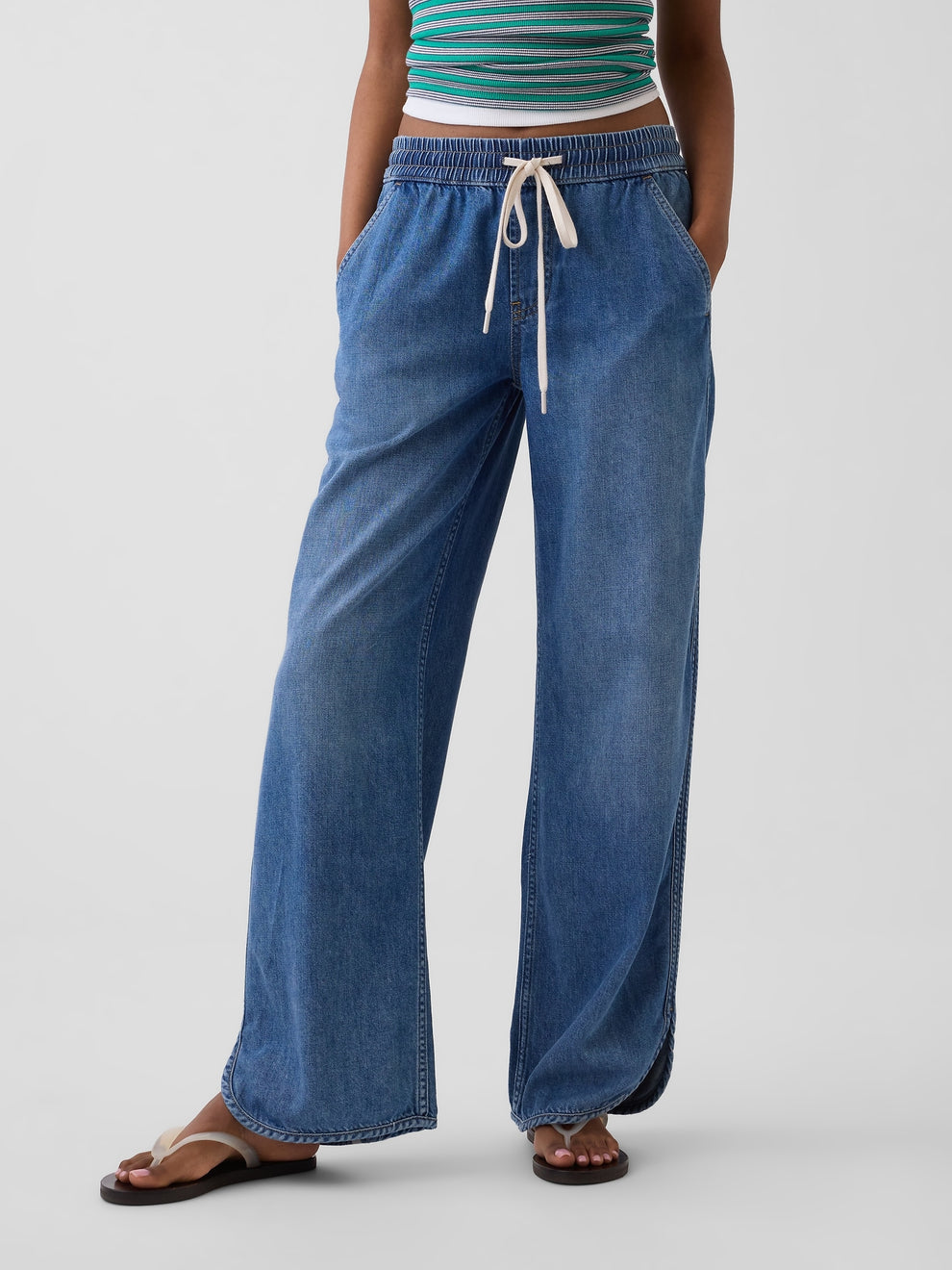 Low Rise UltraSoft '90s Loose Easy Dolphin-Hem Jeans - Medium indigo