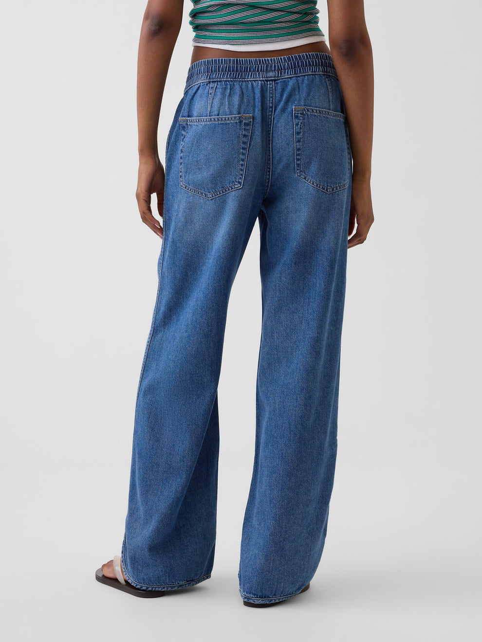 Low Rise UltraSoft '90s Loose Easy Dolphin-Hem Jeans - Medium indigo