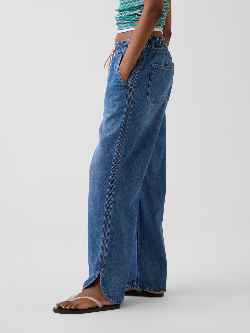 Low Rise UltraSoft '90s Loose Easy Dolphin-Hem Jeans - Medium indigo