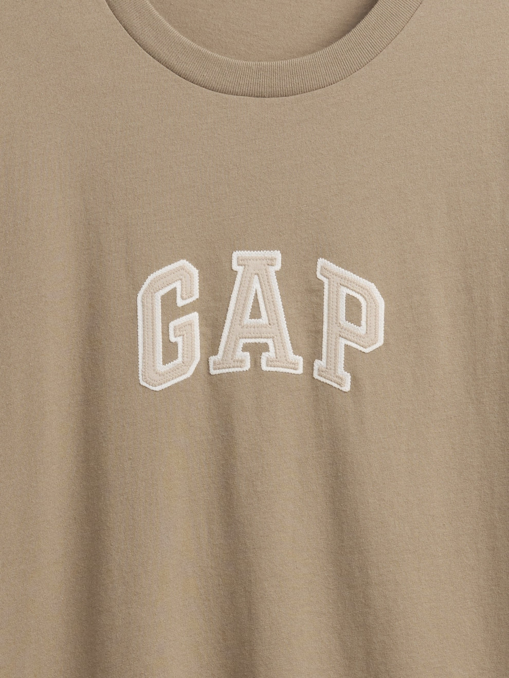 Gap Arch Logo T-shirt in BEACHWOOD, neckline and logo detail