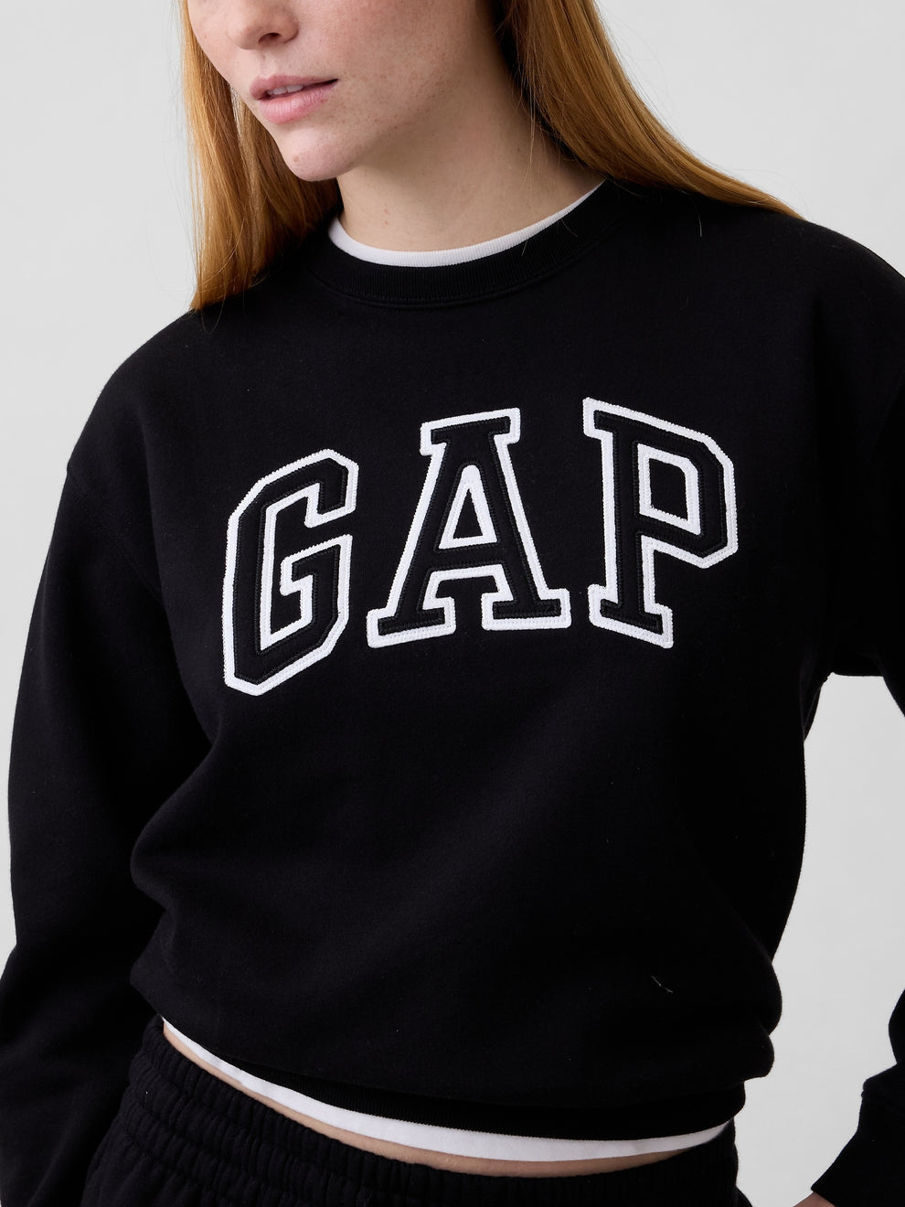Gap Logo Sweatshirt in Black, logo detail