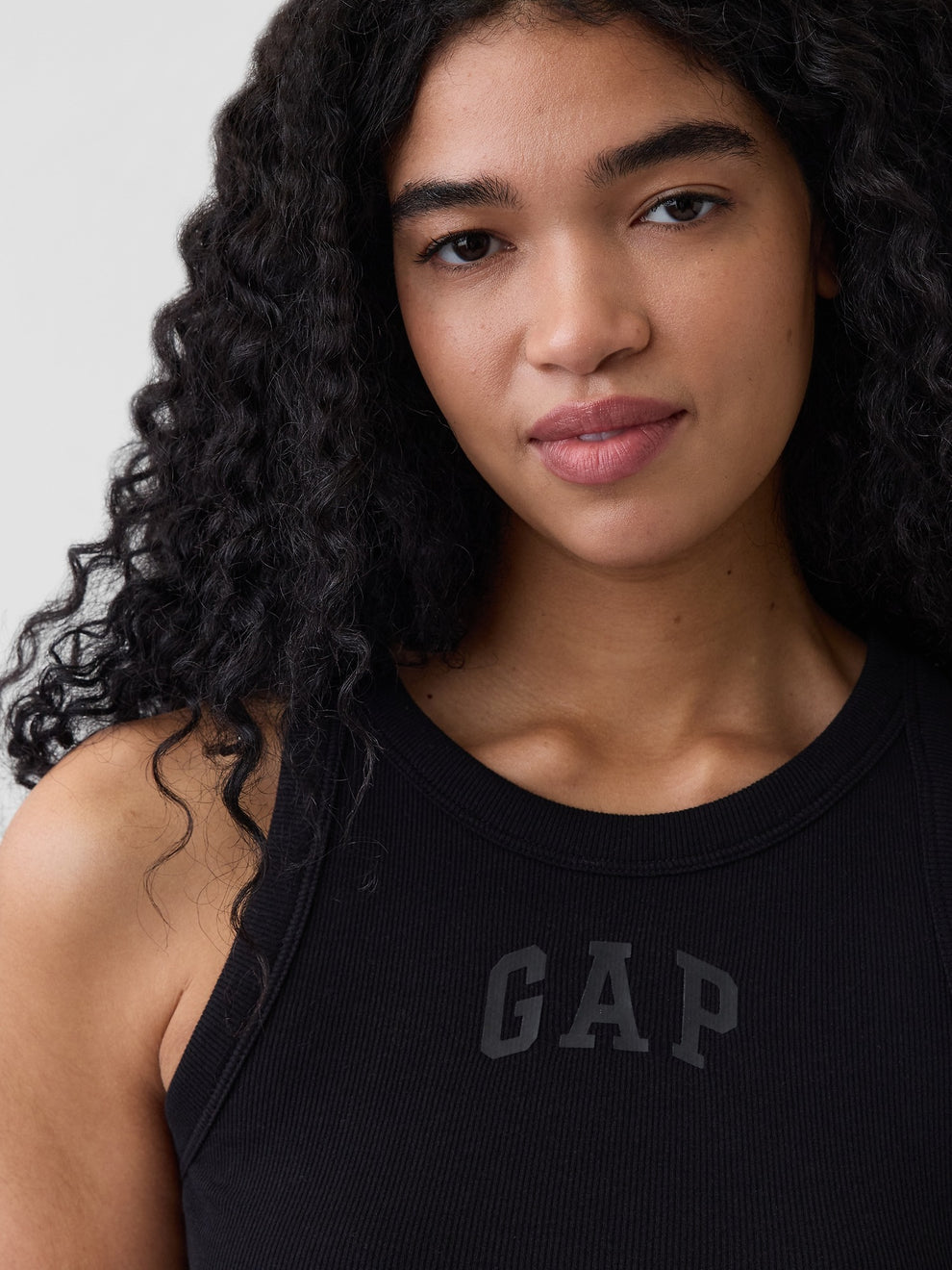 Ribbed Gap Logo Cropped Tank Top - BLACK