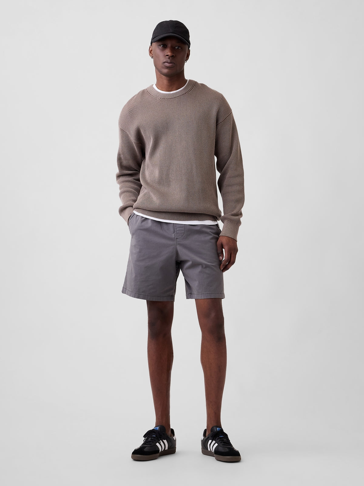 Gap 7" Twill Easy Shorts in soft black, full-length view on a model