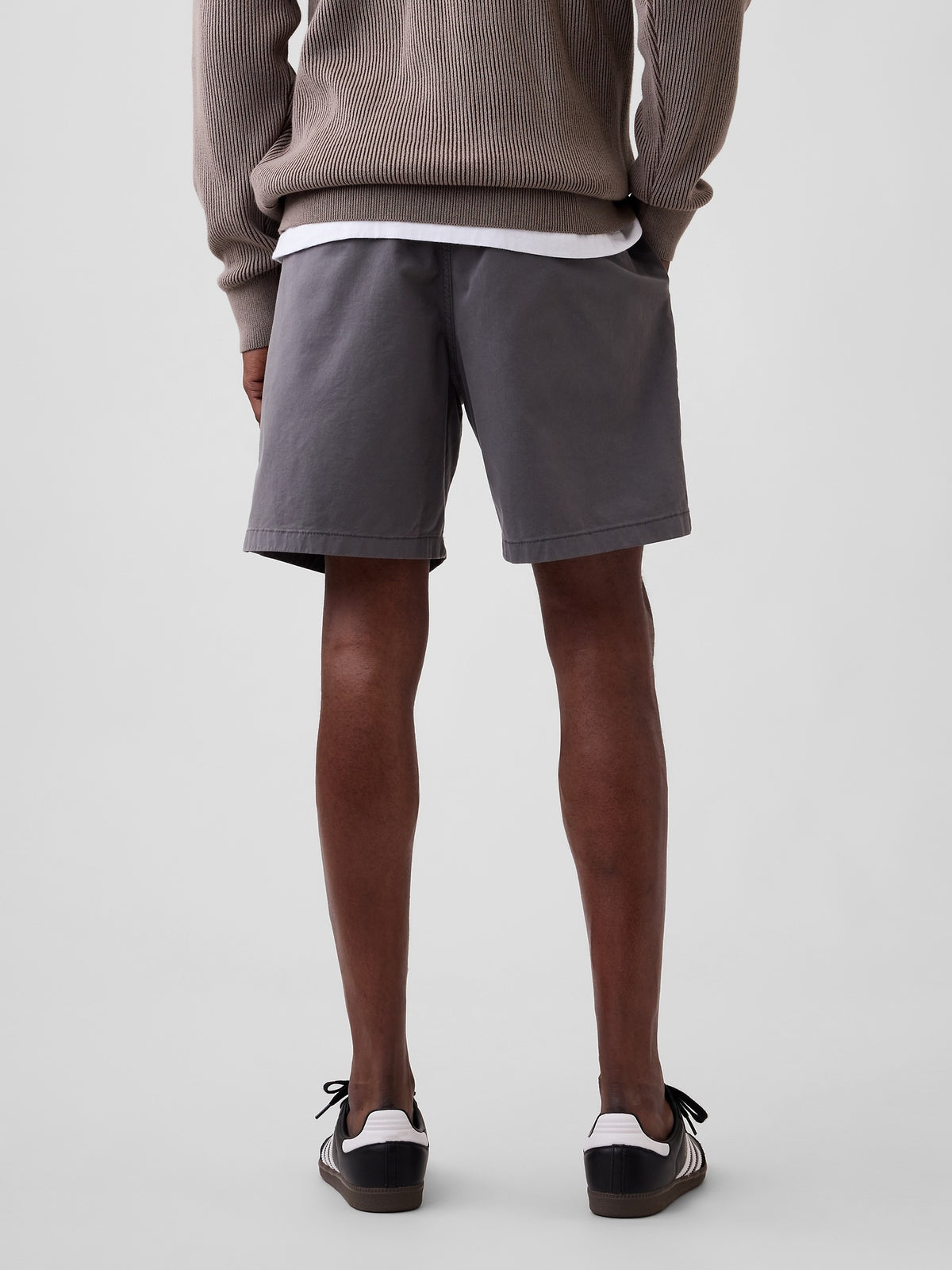 Gap 7" Twill Easy Shorts in soft black, back view on a model