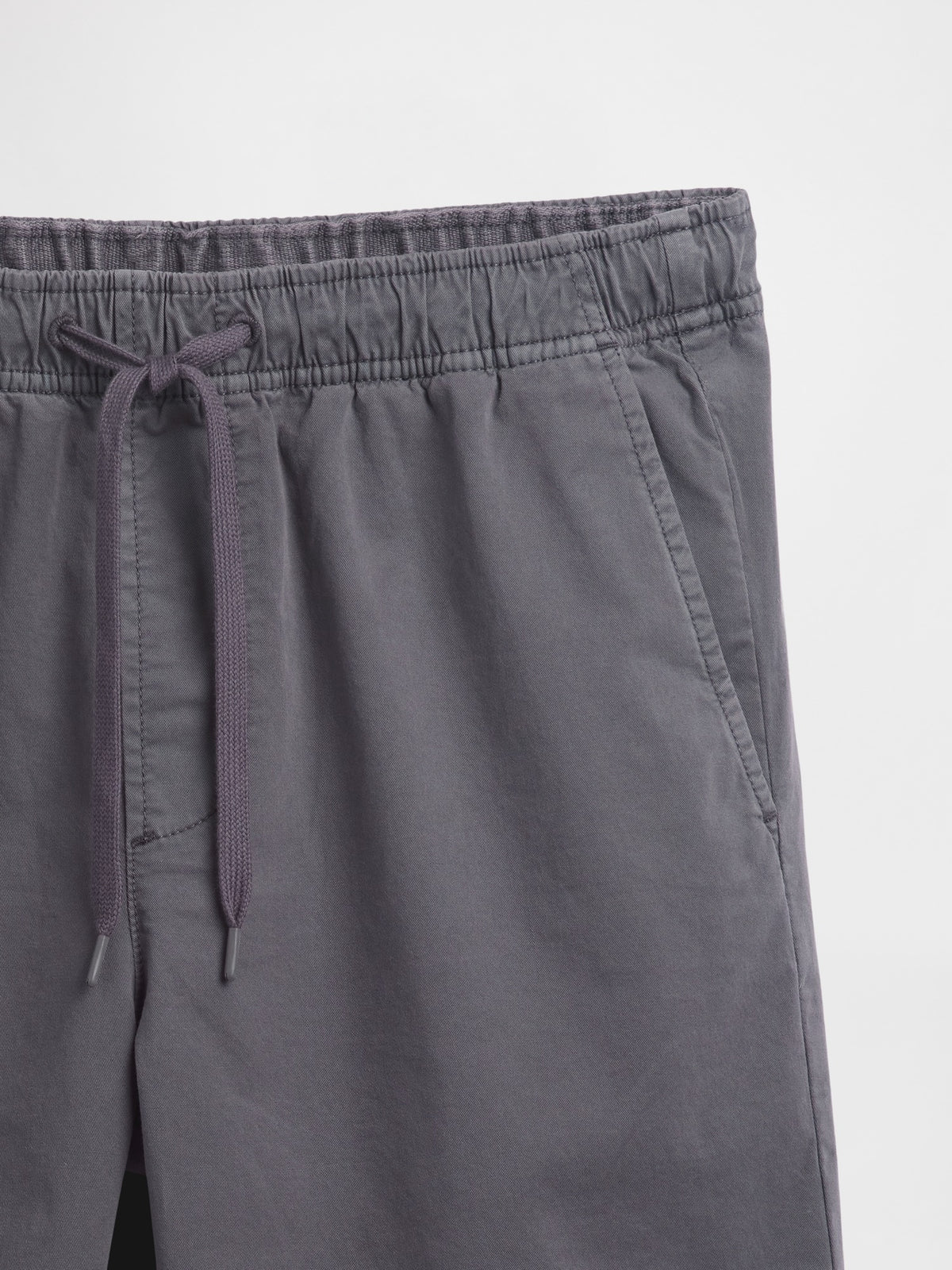 Gap 7" Twill Easy Shorts in soft black, drawstring waist detail
